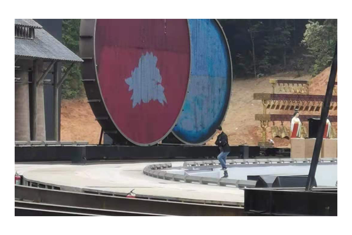 景德镇《China》380平方P25格栅屏水车共10台