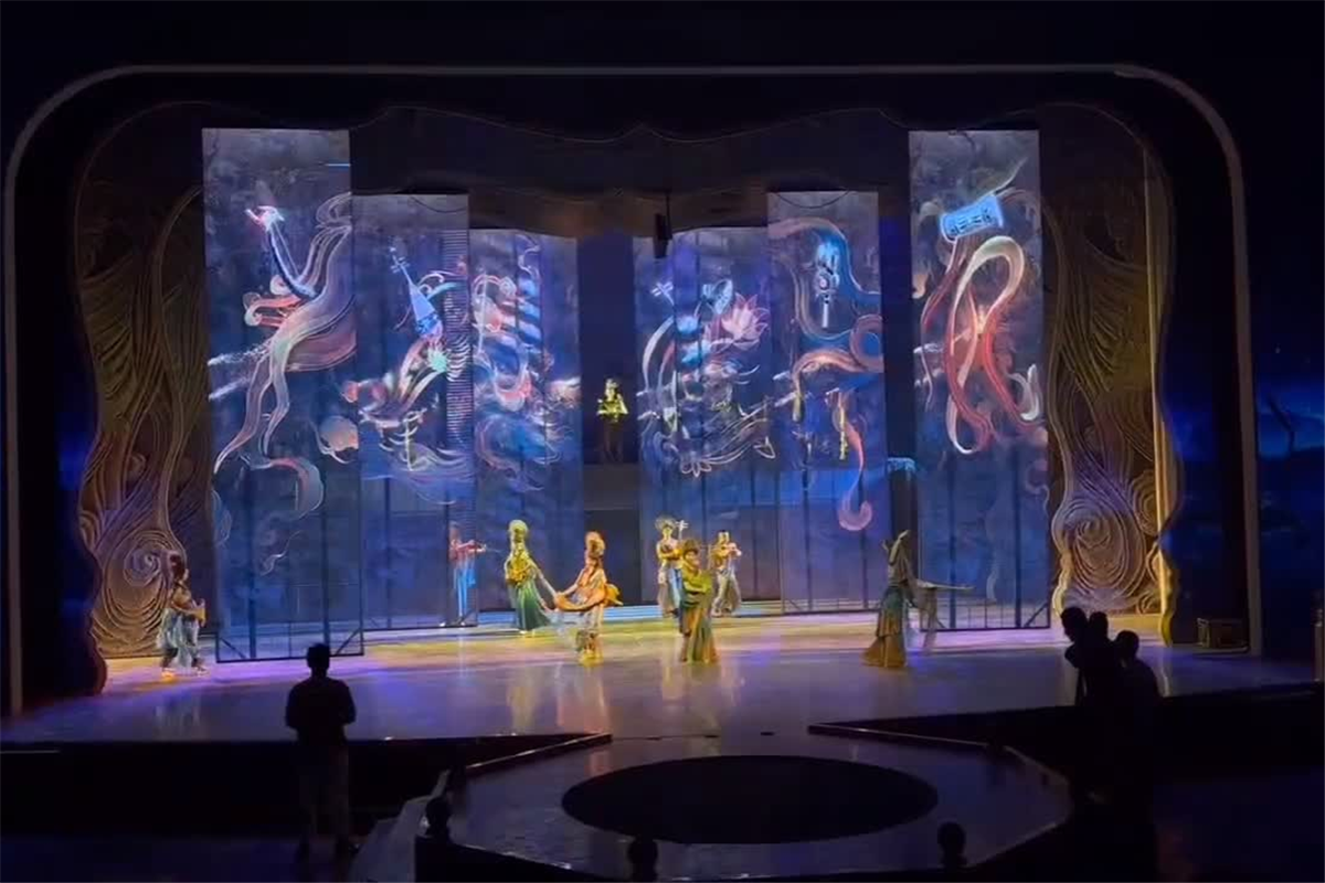 敦煌项目（P3.5格栅透明屏）