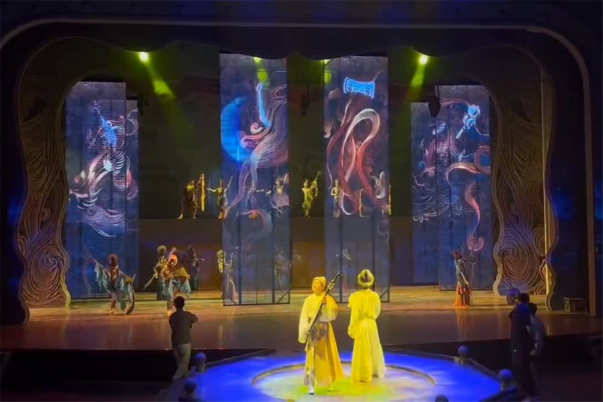 敦煌项目（P3.5格栅透明屏）